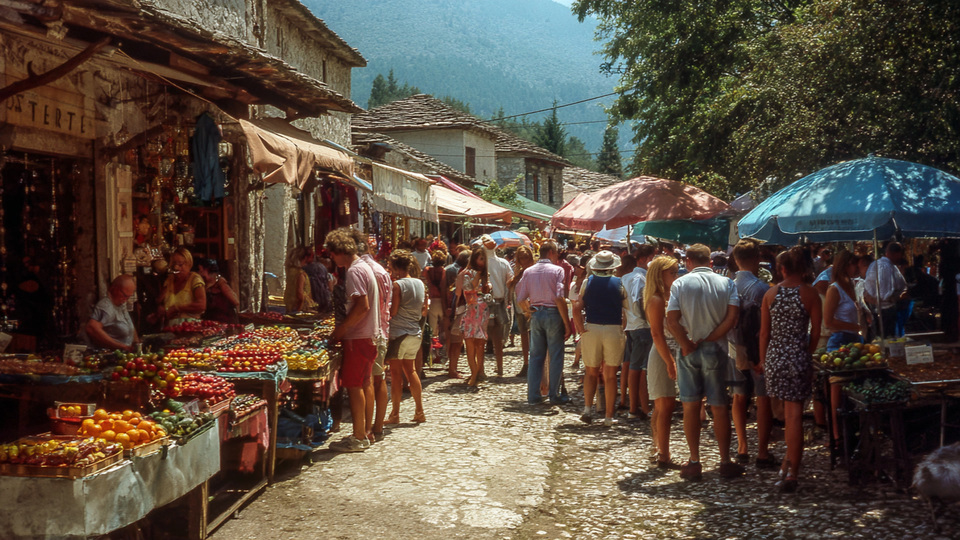 Lebendige Marktszene aus dem Land