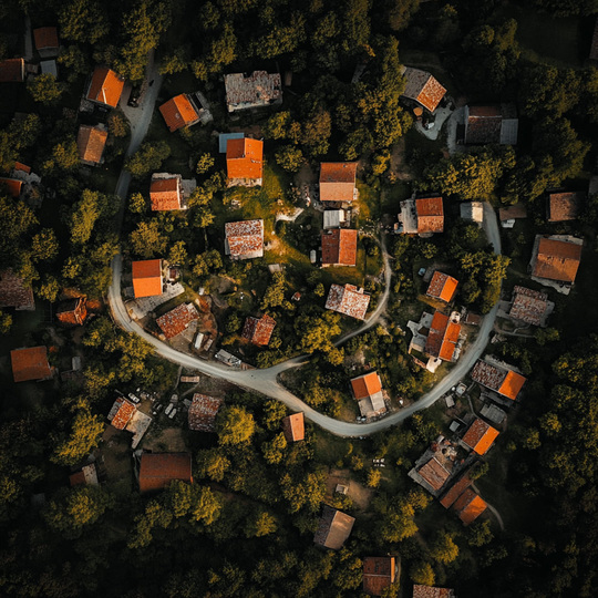 Drohnenaufnahme eines Dorfes im Land