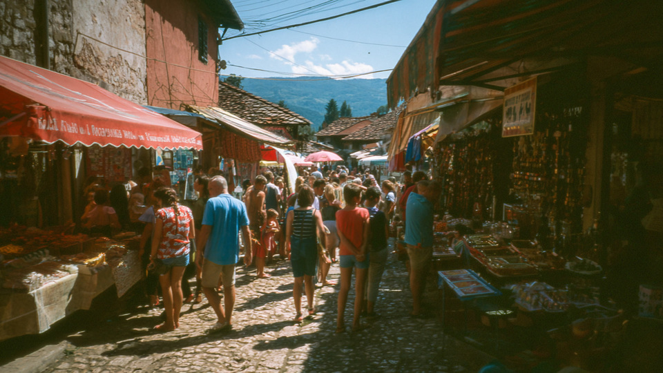 Lebendige Marktszene aus dem Land