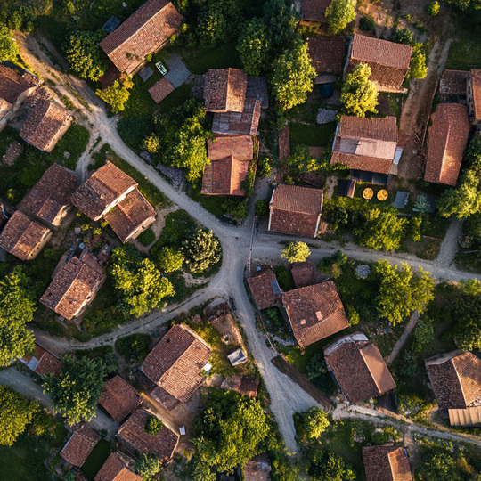 Drohnenaufnahme eines Dorfes im Land