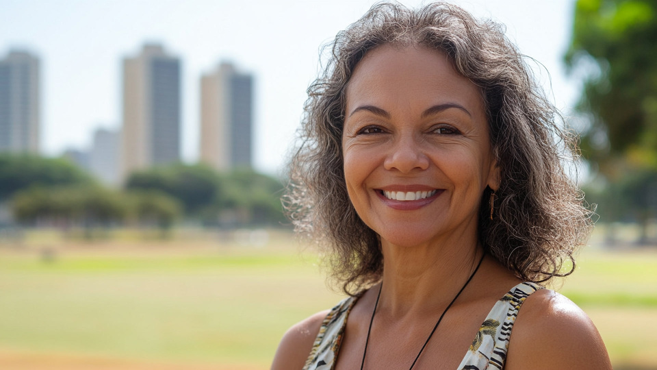 Lernende Frau aus Land in Alltagsumgebung