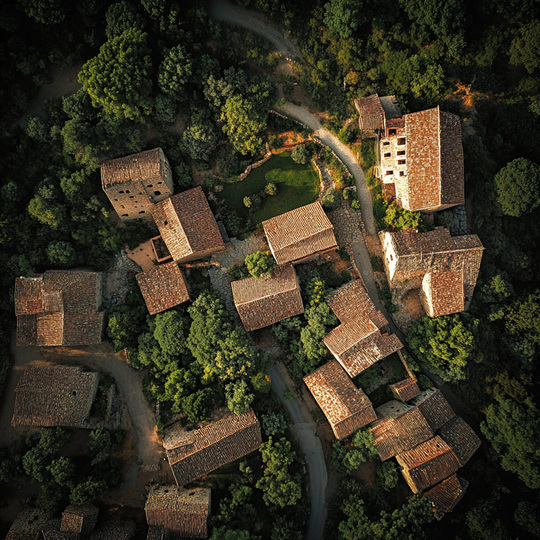 Drohnenaufnahme eines Dorfes im Land