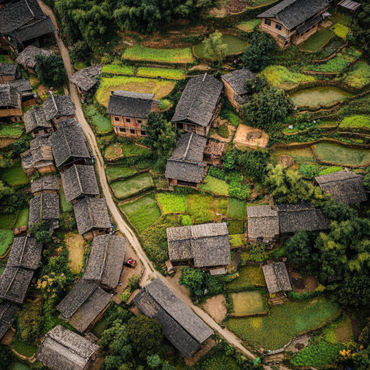 Drohnenaufnahme eines Dorfes im Land