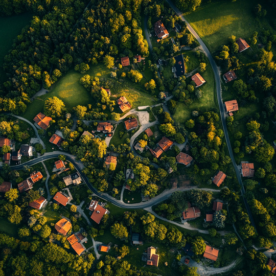 Drohnenaufnahme eines Dorfes im Land