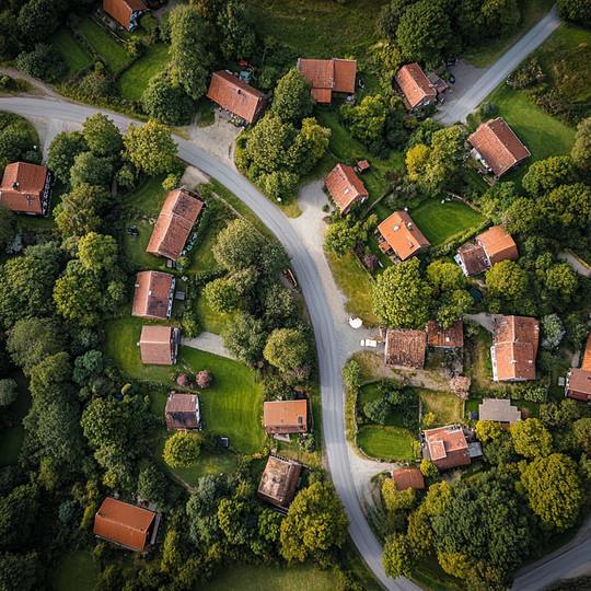 Drohnenaufnahme eines Dorfes im Land