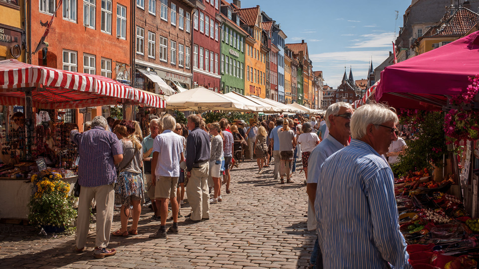 Lebendige Marktszene aus dem Land