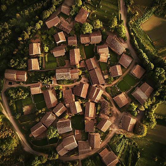 Drohnenaufnahme eines Dorfes im Land