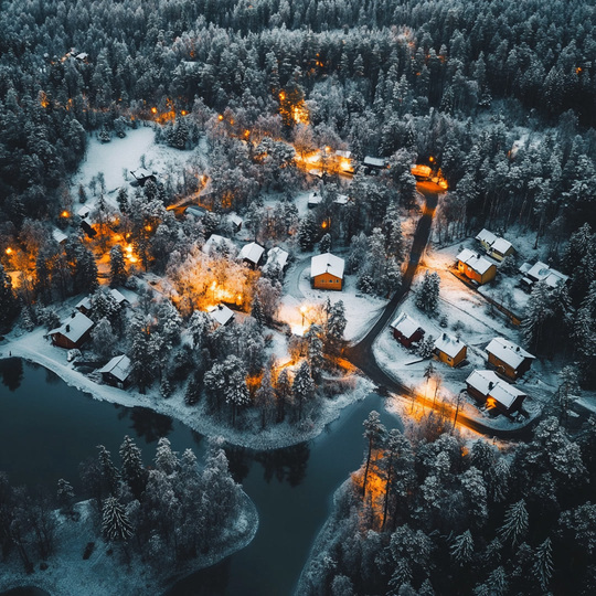 Drohnenaufnahme eines Dorfes im Land