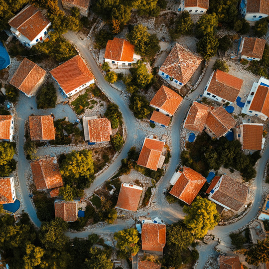 Drohnenaufnahme eines Dorfes im Land