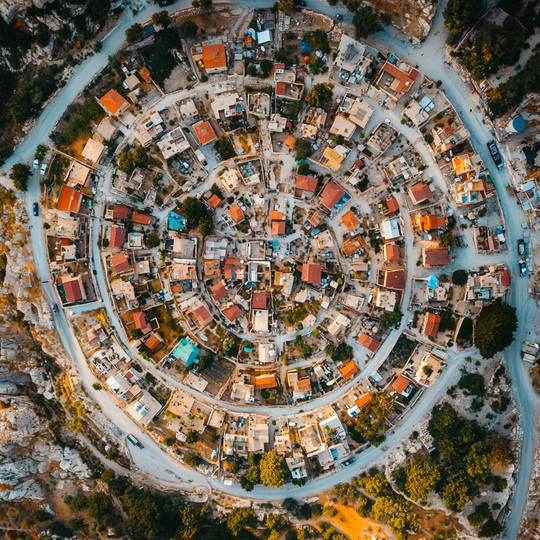 Drohnenaufnahme eines Dorfes im Land
