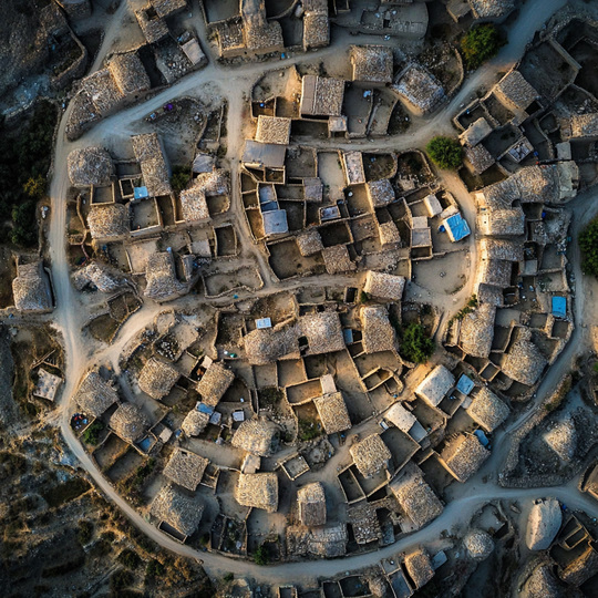 Drohnenaufnahme eines Dorfes im Land
