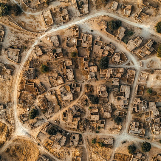 Drohnenaufnahme eines Dorfes im Land
