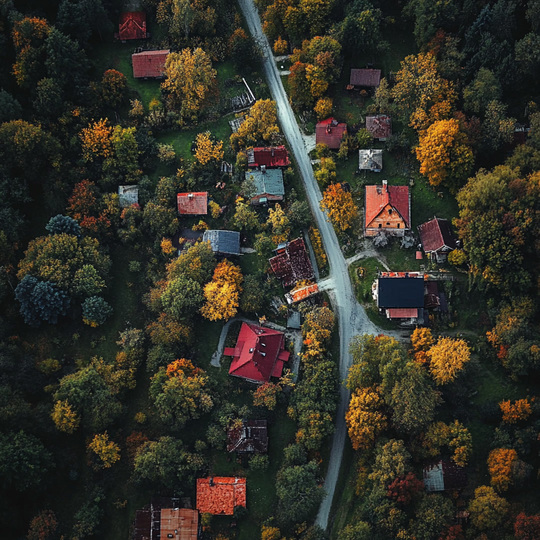 Drohnenaufnahme eines Dorfes im Land