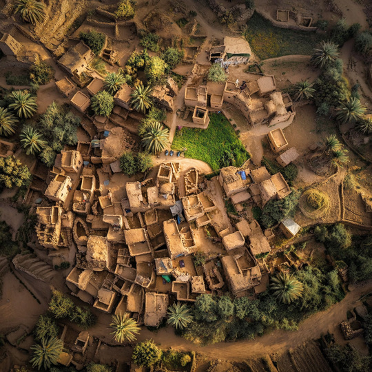 Drohnenaufnahme eines Dorfes im Land