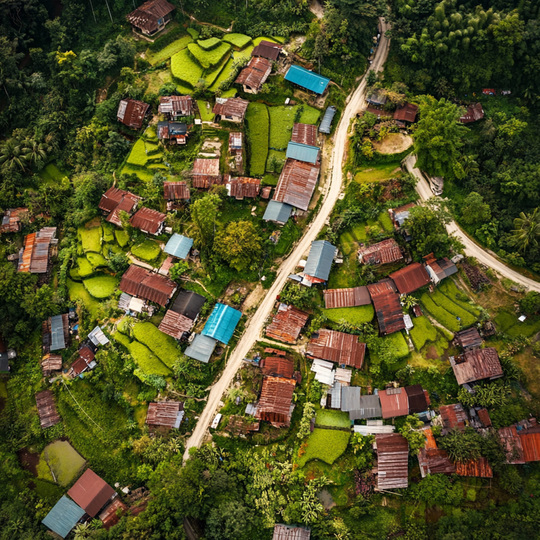 Drohnenaufnahme eines Dorfes im Land