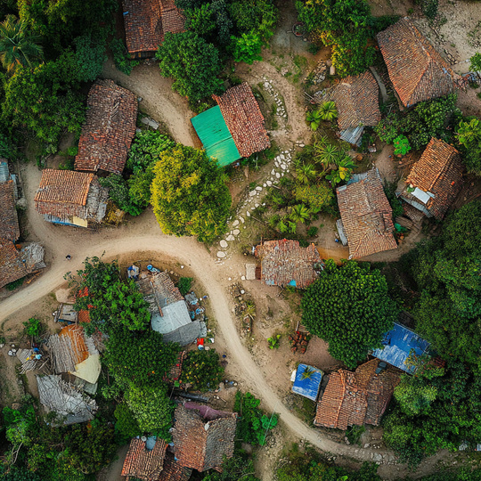 Drohnenaufnahme eines Dorfes im Land
