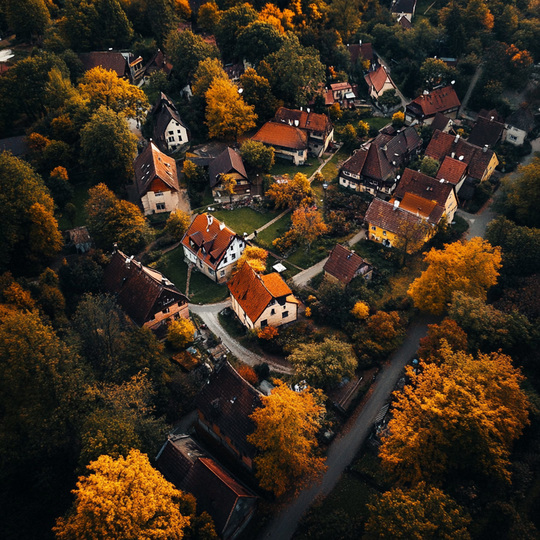 Drohnenaufnahme eines Dorfes im Land