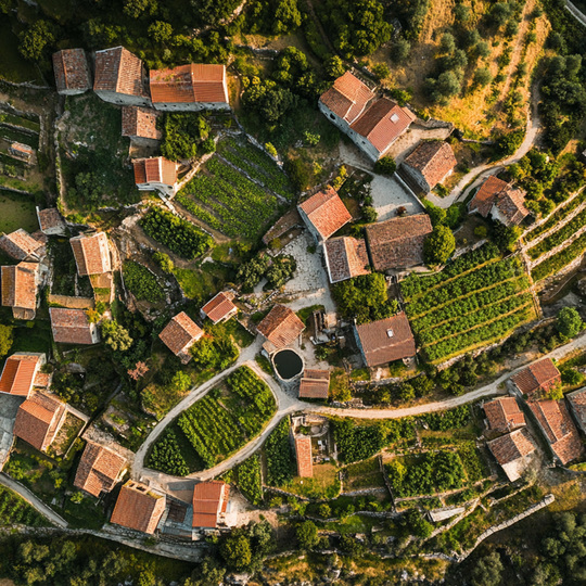 Drohnenaufnahme eines Dorfes im Land