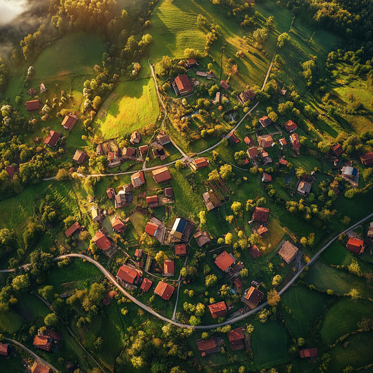 Drohnenaufnahme eines Dorfes im Land