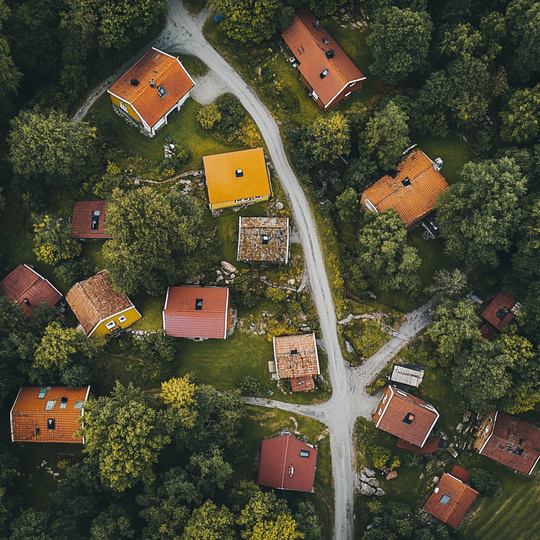 Drohnenaufnahme eines Dorfes im Land