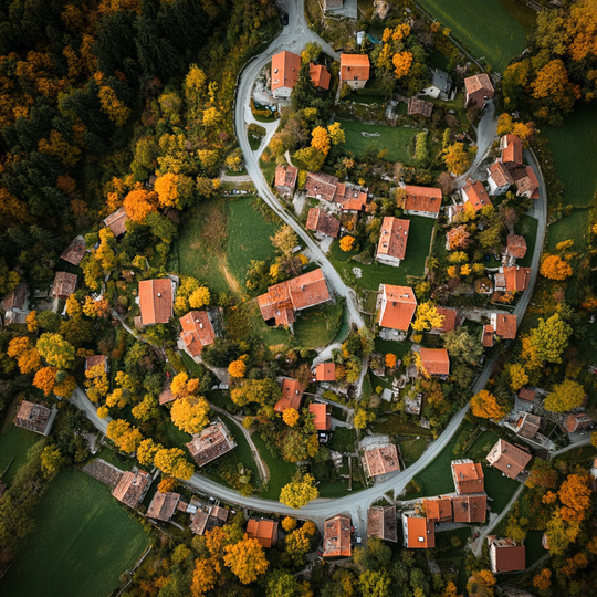 Drohnenaufnahme eines Dorfes im Land