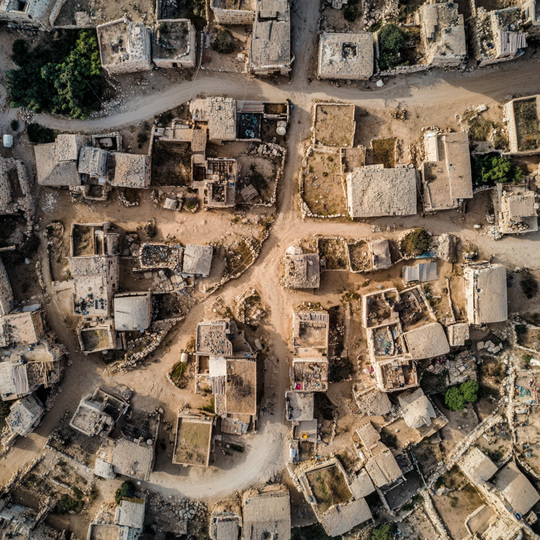 Drohnenaufnahme eines Dorfes im Land