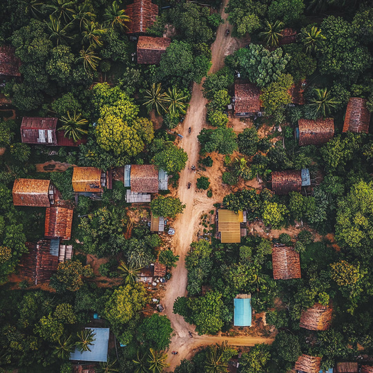 Drohnenaufnahme eines Dorfes im Land