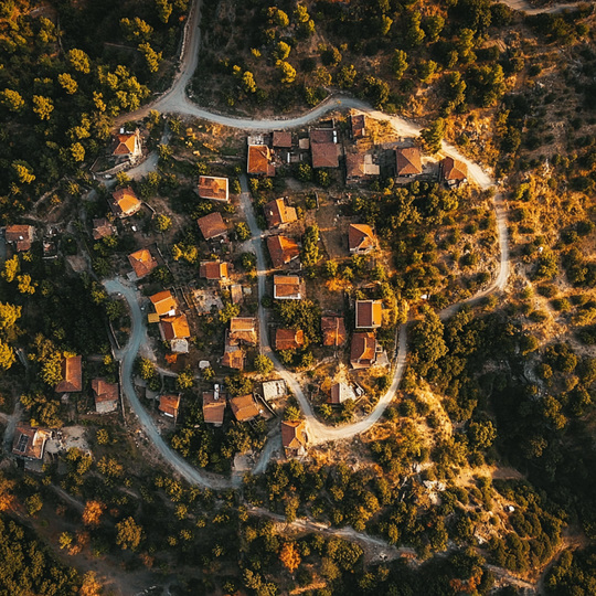 Drohnenaufnahme eines Dorfes im Land