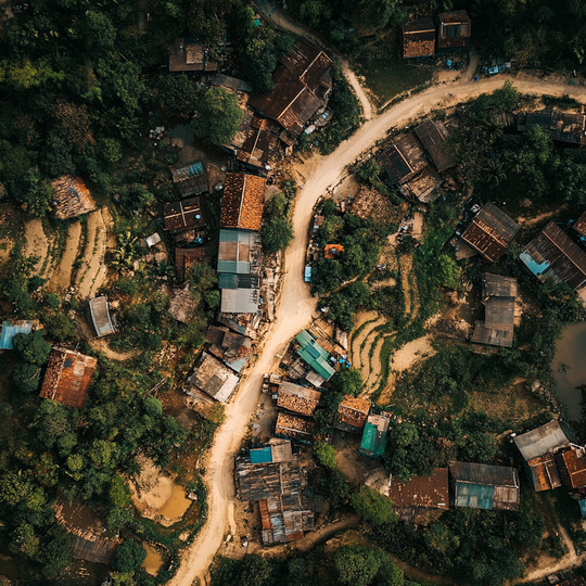 Drohnenaufnahme eines Dorfes im Land